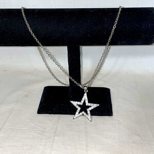 Chain necklace with a star emblem